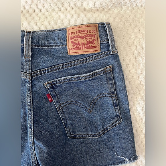 Levi’s High Rise shorts - Picture 3 of 4